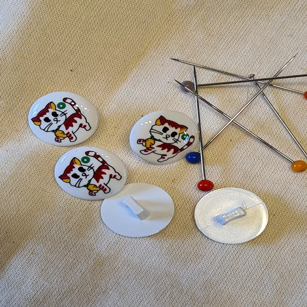 "Little Cat" Buttons on White Background 14mm (price per piece)