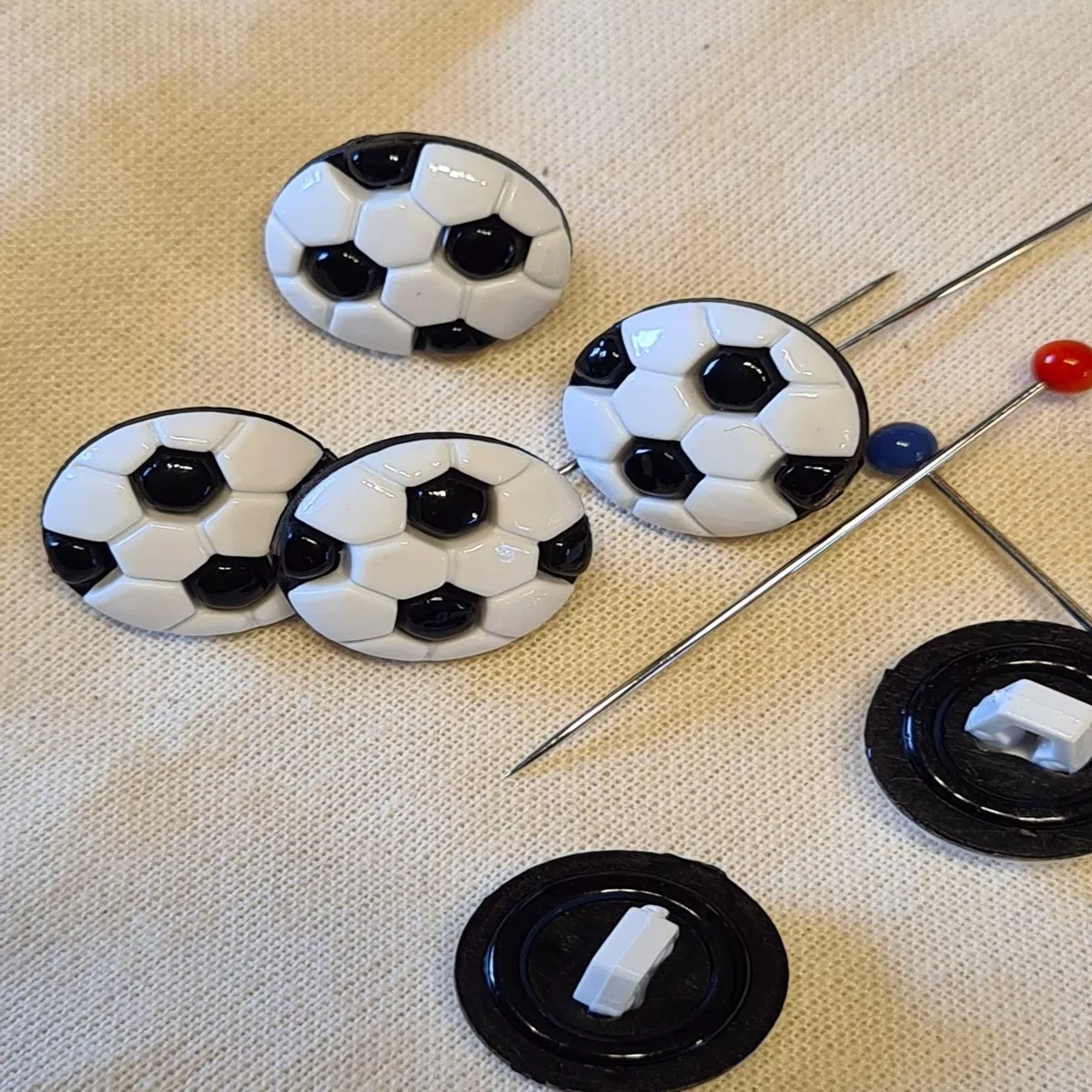 "Soccer ball" buttons white 13mm with shank (price per piece)
